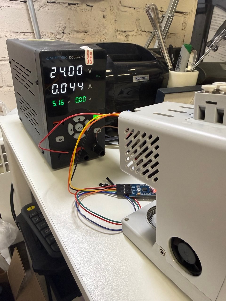 Голова Anycubic на лабораторном стенде при питании 24 вольта и подключении через UART